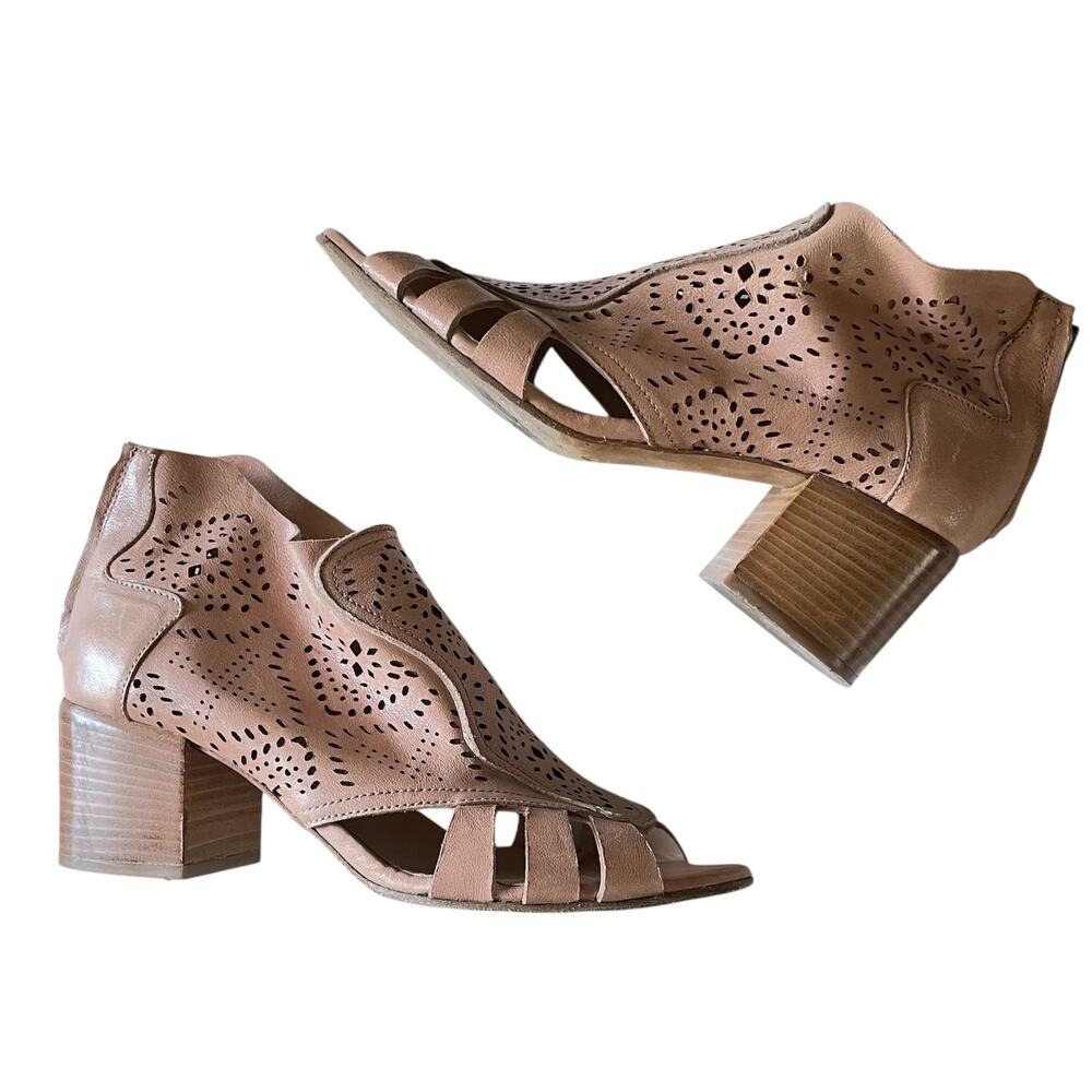 Sundance Size 39/8.5 Beige Leather Laser-Cut Block Heel Boho Bootie Sandals
